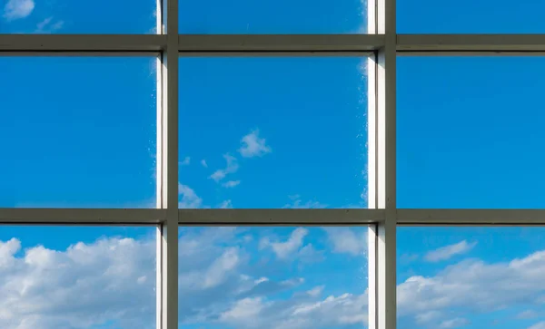 Úřad pravoúhlá okna vidět modrou oblohu. — Stock fotografie