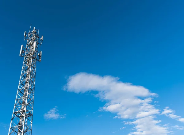 Mavi gökyüzü ile telsiz radyo kulesi . — Stok fotoğraf
