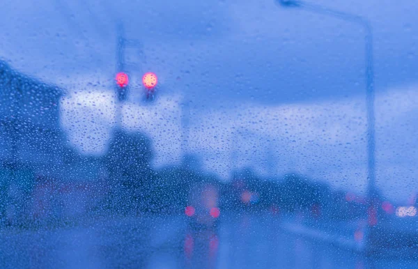 Gotas Chuva Vidro Com Bokeh Rua Embaçado Fundo Tom Azul — Fotografia de Stock