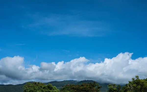 Blue sky and mountain in background. — Stock Photo, Image