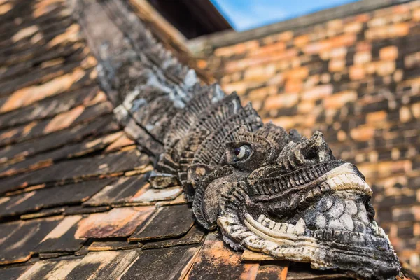 Dach im thailändischen Tempel Hintergrundbild. — Stockfoto