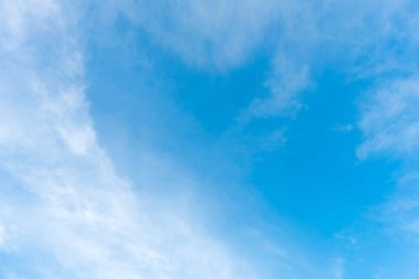 Arka plan kullanımı için mavi gökyüzü ve beyaz bulutun gündüz görüntüsü. (yatay)).