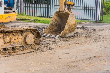   Beko araba tamir yolda gündüz.