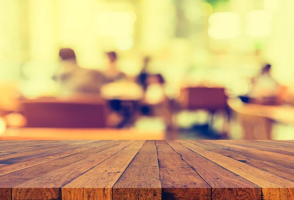 Unschärfe Menschen sitzen auf Tisch im Café. — Stockfoto