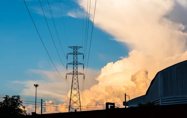 Silueta Snímek Vysokého Napětí Elektrický Drát Továrna Oblohou Západ Slunce — Stock fotografie