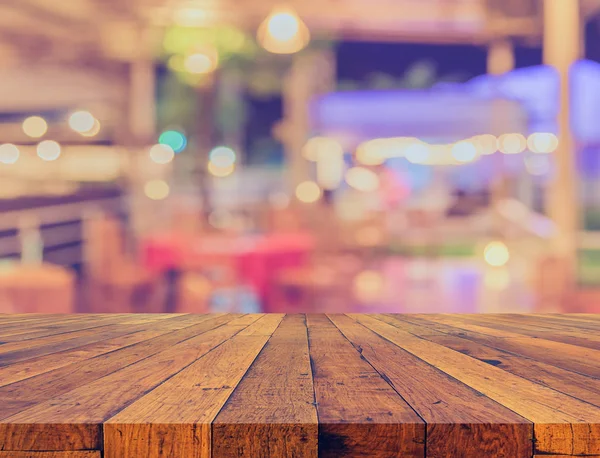 Mesa de madera y desenfoque restaurante  . —  Fotos de Stock