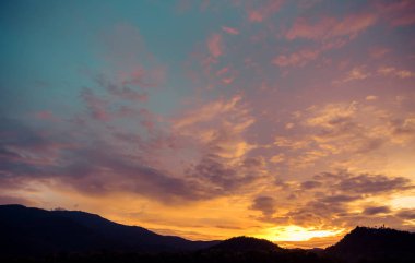 Arka planda dağ ve günbatımı görüntüsü var. (Klasik ton))