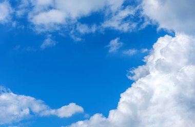 Arka plan kullanımı için mavi gökyüzü ve beyaz bulutun gündüz görüntüsü. (yatay)).