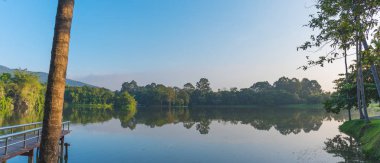 göl ve dağ mavi gökyüzü ile.