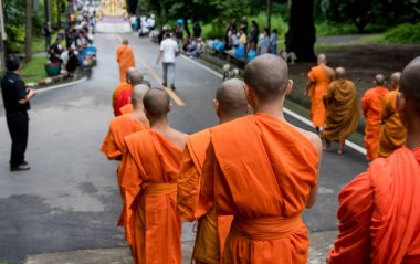  Tanınmayan monk üzerinde Street yürüyüş.