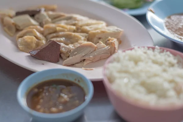 泰式煮鸡配米饭 土豆泥配菜 的图像 — 图库照片