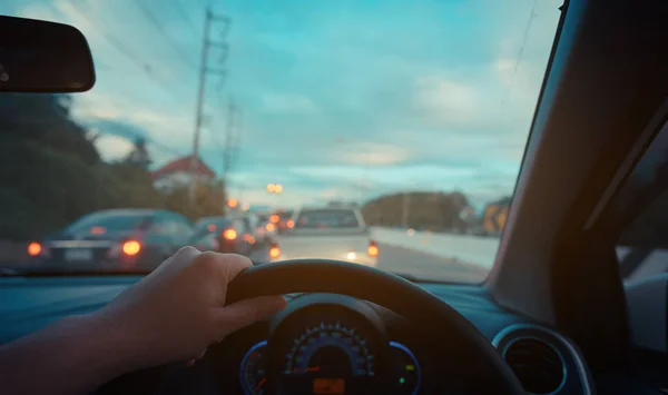 Lidé řídí auto ve dne. — Stock fotografie