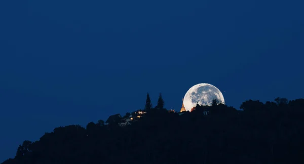 Månen vid Wat Phra att Doi Suthep templet — Stockfoto