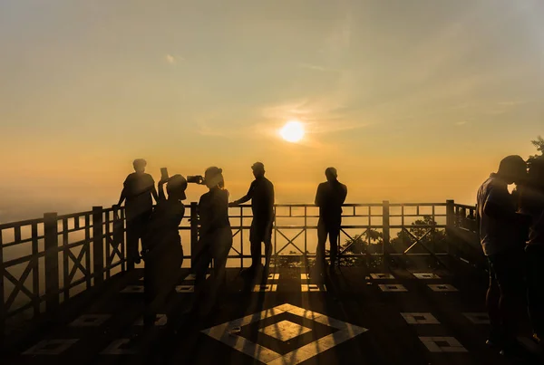 Immagine Silhouette Gruppo Persone All Alba Alto Punto Vista Con — Foto Stock