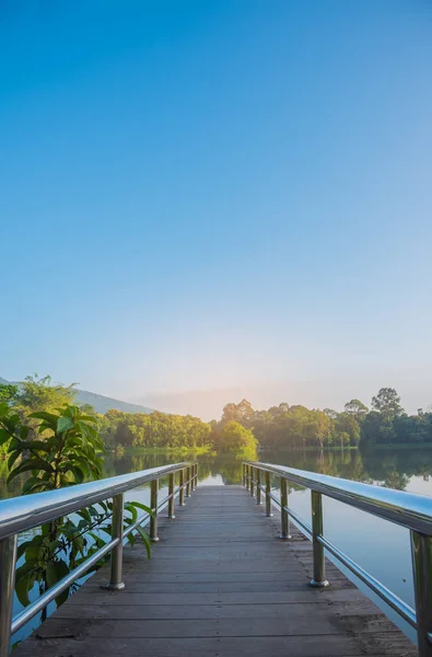 Roestvrij staal bridge of pier bij lake. — Stockfoto