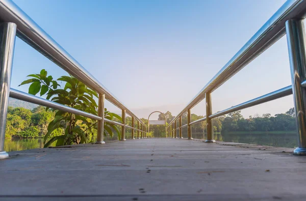 Roestvrij staal bridge of pier bij lake. — Stockfoto