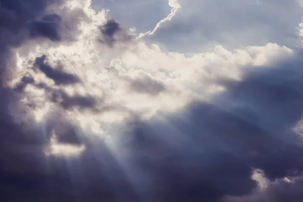 Винтажное Тонированное Изображение Солнечных Лучей Небе Дневное Время Фонового Использования — стоковое фото