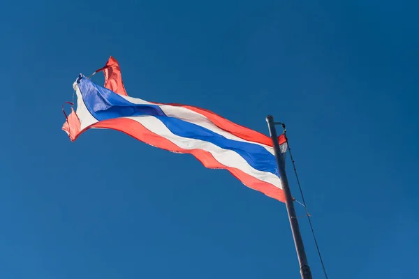 Thaiföld zászlaja tiszta kék ég. — Stock Fotó