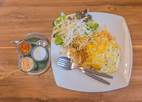 Thaise Stijl Zure Zoete Noedels Pad Thai Houten Tafel Bovenaanzicht — Stockfoto