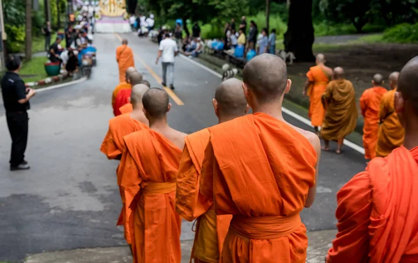 認識できない僧侶が通りの上を歩く. — ストック写真