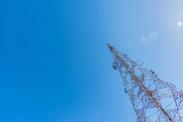 Beeld Van Tele Radio Toren Met Heldere Blauwe Lucht — Stockfoto