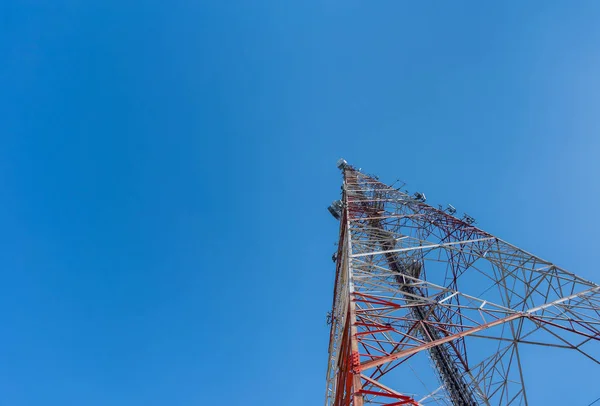 Beeld Van Tele Radio Toren Met Heldere Blauwe Lucht — Stockfoto