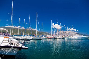 Yunanistan 'ın Kefalonia kentinde mavi bir liman