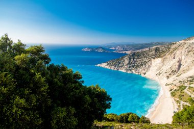 Kayalardan güzel mavi deniz suyuna, Myrtos Sahili 'ne
