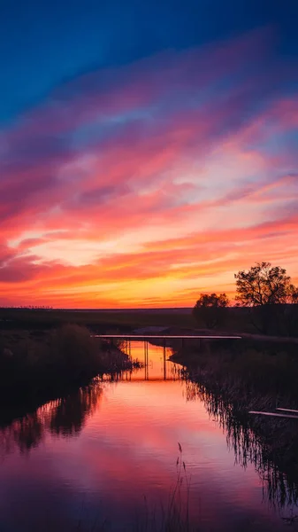 Hermosa puesta de sol rosa sobre el río — Foto de Stock