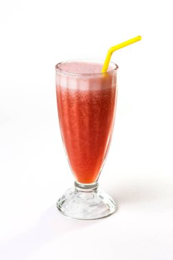 Beyaz arka planda taze greyfurt suyu