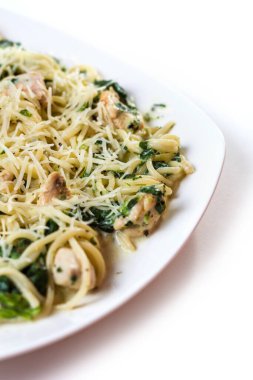 Tavuk, ıspanak ve peynirli makarna.