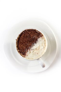 Beyaz arka planda çikolatalı cappuccino bardağı