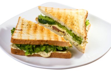 Tabaktaki sandviç izole.