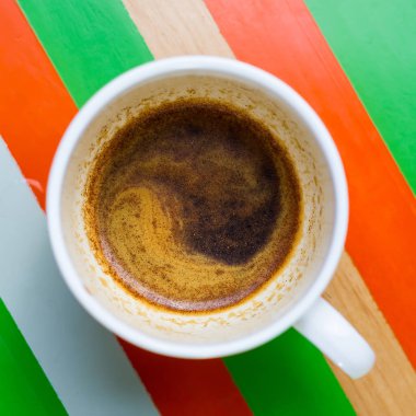 Yin yang sembolü olarak bir fincan kahvenin içinde köpük.