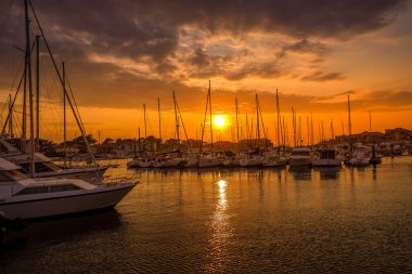 Akşam boyunca Capbreton 'da liman manzarası