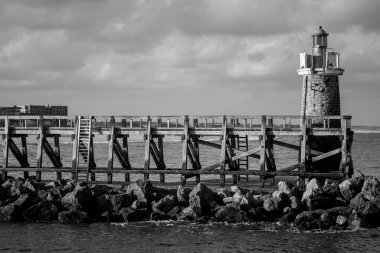 Okyanustaki deniz feneri siyah beyaz