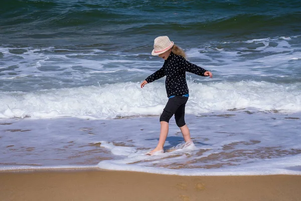 女の子は海岸で遊んでいます — ストック写真