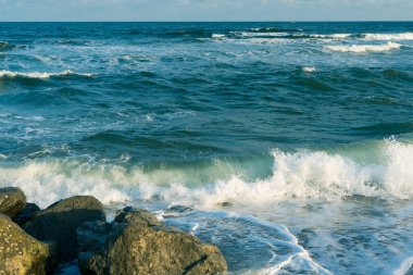 Atlantik Okyanusu 'nun mavi akşam manzarası