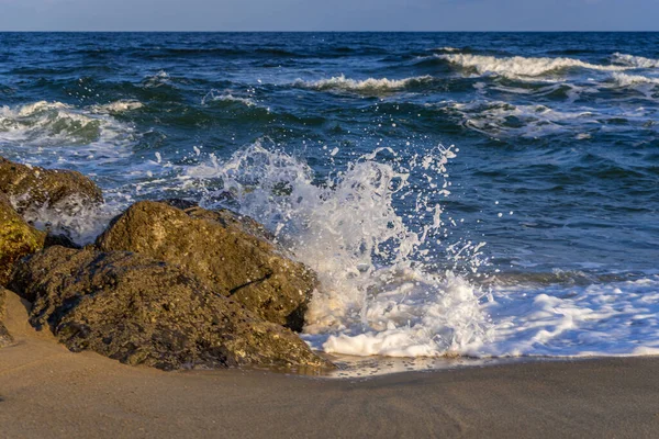 Atlantyckie Fale Morskie Rozbijają Się Kamieniach — Zdjęcie stockowe