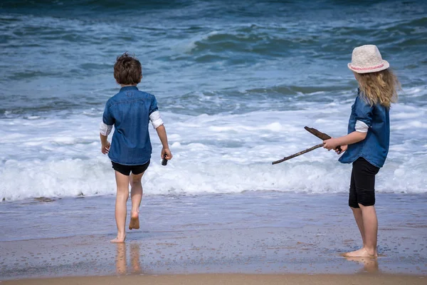 子供たちは海で遊ぶ — ストック写真