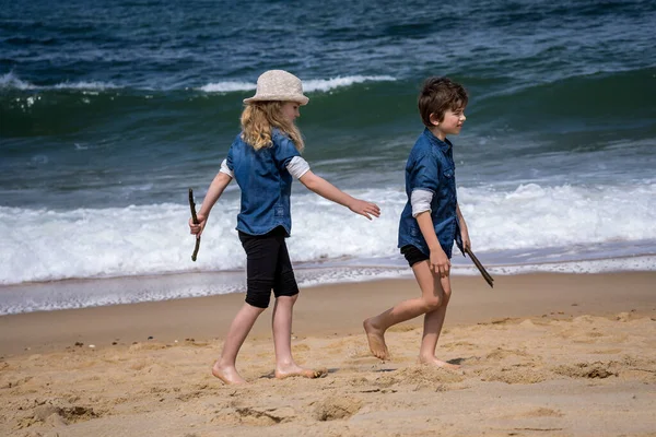 Bambini Camminano Sulla Spiaggia Atlantica Francia — Foto Stock