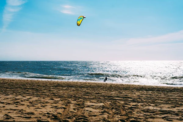 大西洋岸でカイトサーフィンをしているスポーツマンが — ストック写真