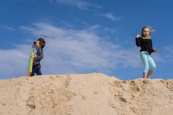 I bambini giocano tra le dune — Foto Stock