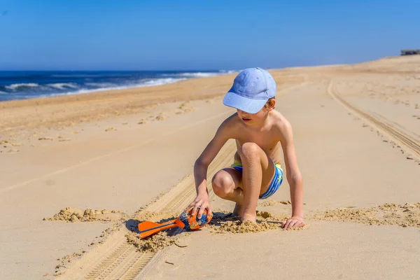 Ragazzo Che Gioca Sulla Spiaggia Attività Natura Tempo Libero Felice — Foto Stock