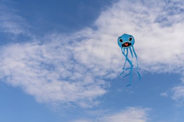 Gülümseyen uçurtma havada uçuyor.