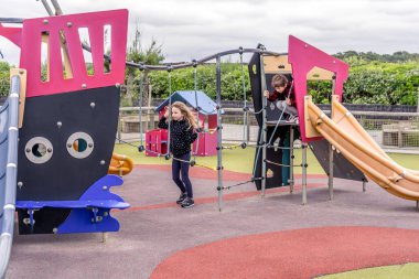 Çocuklar oyun bahçesinde oynuyorlar. 