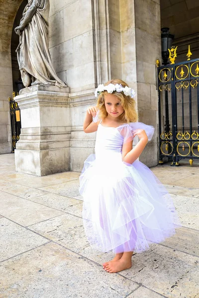 Fille ballerine Paris pose sur un vieux fond de pierre Opéra Garnier Paris . — Photo