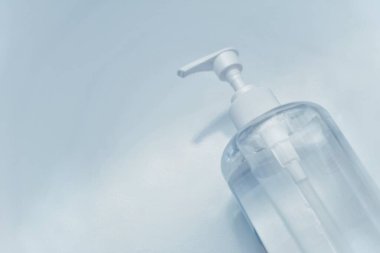 Tıbbi maske ve beyaz arka planı olan el dezenfektanı.                       