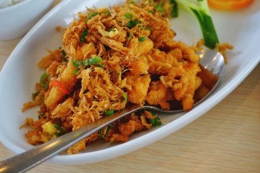 Yumurtayla servis edilen kızarmış dory balığının yakın çekimi..