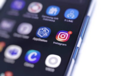 Akıllı telefon ekranındaki instagram uygulama simgesini kapat, boşluğu kopyala.